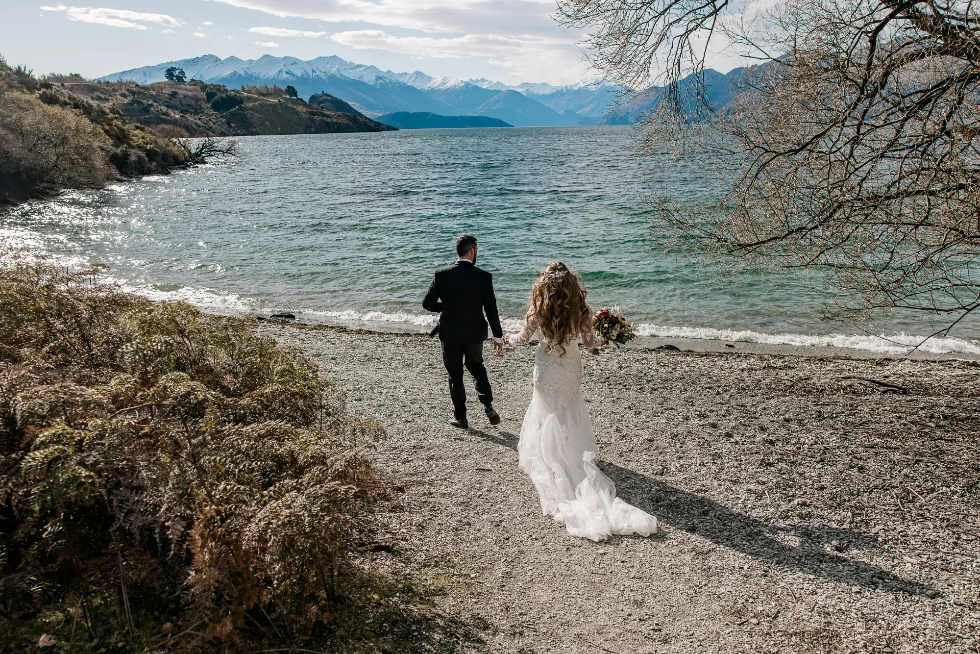 A lakeside elopement on the shore of Lake Wānaka